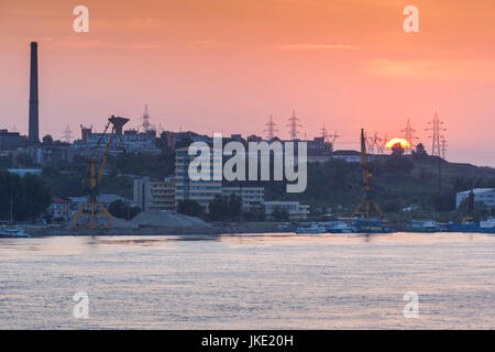 La Romania, Danube River Delta, Tulcea, vista in elevazione della Tulcea porta sul fiume Danubio, tramonto Foto Stock