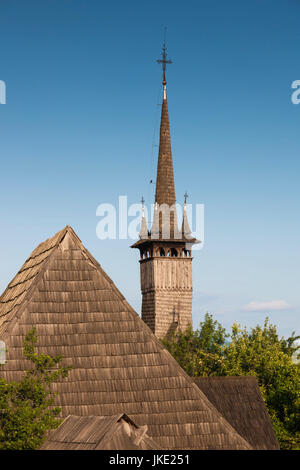 La Romania, regione Maramures, Baia Mare, outdoor village presentano la vita, tradizionale Maramures-stile chiesa in legno Foto Stock