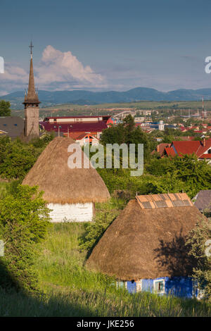 La Romania, regione Maramures, Baia Mare, outdoor village presentano la vita, tradizionale Maramures-stile chiesa in legno Foto Stock