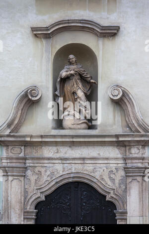 La Romania, Transilvania, Cluj Napoca, statua dispeptic, chiesa francescana Foto Stock