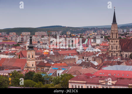 La Romania, Transilvania, Cluj Napoca, elevati vista città con Chiesa di St. Michael Foto Stock