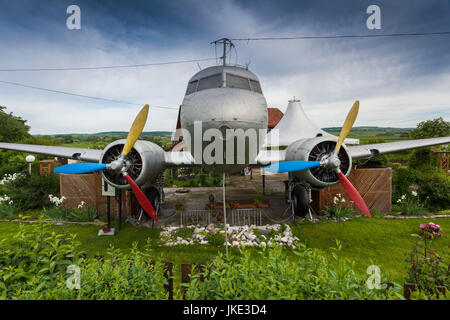 La Romania, Transilvania, lui, russo-costruito Lisunov Li-2 velivolo, copia con licenza di US-costruito DC-3, utilizzato come cabana accanto alla casa privata Foto Stock