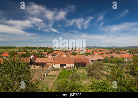 La Romania, Transilvania, Sercaia, elevati vista villaggio Foto Stock