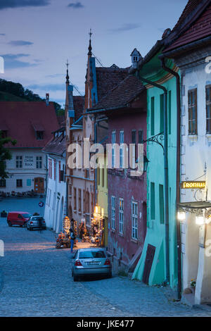 La Romania, Transilvania, Sighisoara, Città Vecchia, Scolii Street, sera Foto Stock
