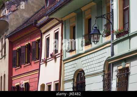 La Romania, Transilvania, Sighisoara, Piata Cetatii Square, vecchi edifici del Comune Foto Stock