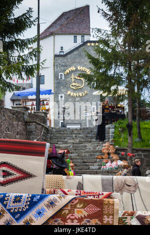 La Romania, Transilvania, Tihuta Pass, Hotel Castel Dracula, mercato di souvenir Foto Stock