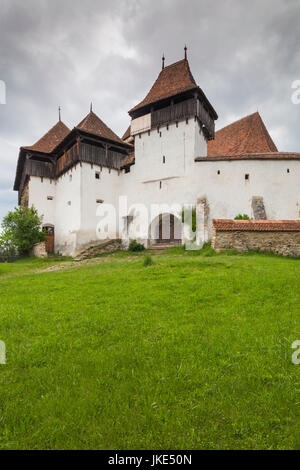 La Romania, Transilvania, Viscri, tradizionale villaggio rumeno, supportato dal principe Carlo d'Inghilterra, fortificata sassone chiesa costruita nel 1185 Foto Stock