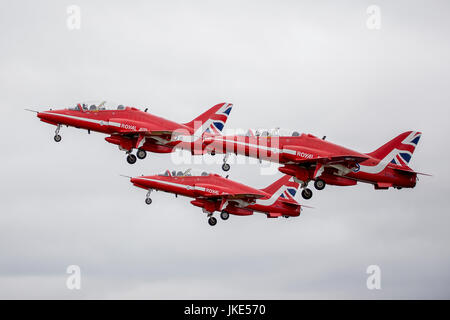 Una formazione di frecce rosse BAE Systems Hawk T.1 a prendere al RIAT 2017, Fairford, REGNO UNITO Foto Stock
