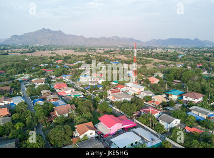 Vista aerea della torre cellulare nel villaggio, la tecnologia di comunicazione Foto Stock