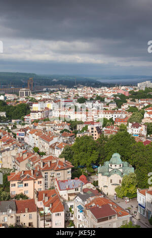 La Bulgaria, la costa del Mar Nero, Varna, elevati vista città, mattina Foto Stock