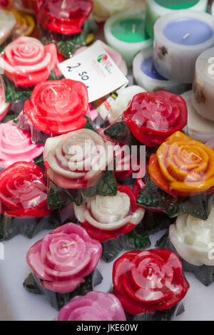 La Bulgaria, centrale Monti, Kazanlak, Kazanlak Rose Festival, citta' produce il 60% di tutto il mondo di olio di rose, saponi di rose Foto Stock