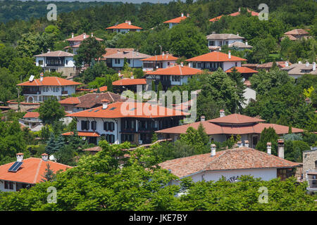 La Bulgaria, centrale Monti, Veliko Tarnovo-zona, Arbanasi, elevati vista villaggio Foto Stock