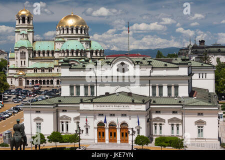 La Bulgaria, Sofia, Ploshtad Narodno Sabranie Square, Assemblea nazionale edificio, e la cattedrale di Alexander Nevski, vista in elevazione Foto Stock