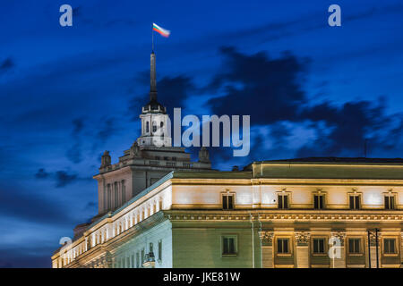 La Bulgaria, Sofia, Ploshtad Nezavisimost Square, il palazzo del governo ex quartier generale del partito comunista bulgaro, sera Foto Stock
