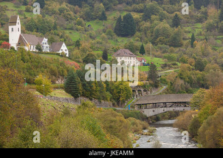 Germania Baden-Wuerttemberg, Foresta Nera, Forbach, legno ponte di coperta Foto Stock