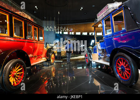 Germania Baden-Wuerttemberg, Stuttgart - Untertuerkheim, Mercedes-Benz Museum, Edificio dei primi del XX secolo le vetture Mercedes Foto Stock