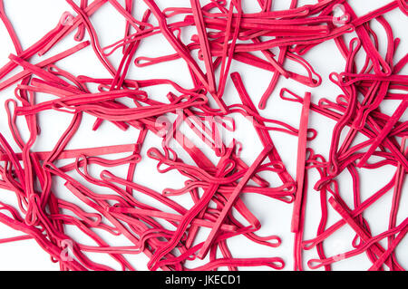 Mazzetto di rosso le bande di gomma isolato su bianco Foto Stock