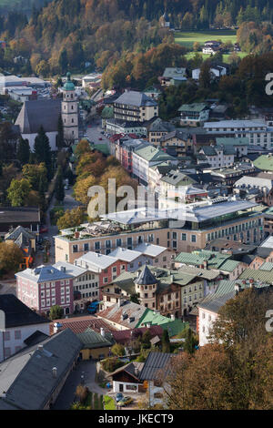 In Germania, in Baviera, Berchtesgaden, elevati vista città con montagne Foto Stock
