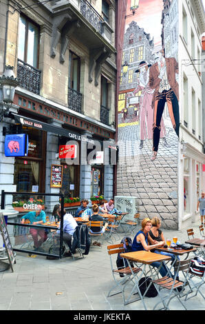 Bruxelles, Belgio. Murale su Fumetto percorso: "Victor Sackville' (2002, Francesco Carin) in Rue du Marché au Charbon / Rue des Teinturiers (Kolenmar Foto Stock