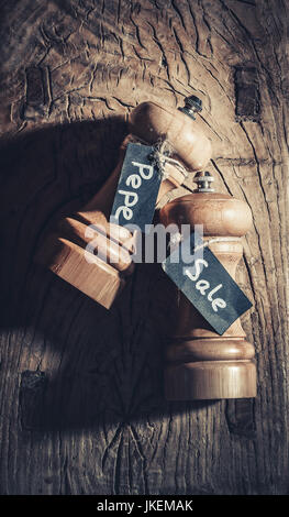 Pepe in legno e agitatore di sale Foto Stock