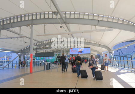 La gente viaggia a Brisbane airport train station in Brisbane Australia. Foto Stock