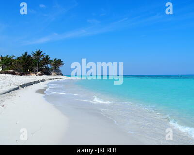 Spiaggia di sabbia a mare dei Caraibi nella città di Varadero a Cuba con acqua chiara sul mare paesaggio e palme esotiche e alberi e cielo blu chiaro nel 2017 al giorno. Foto Stock