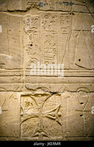 Aegypten ha, Assuan, Isis-Tempel rekonstruierter auf der Nil-Insel Philae, Flachrelief Foto Stock