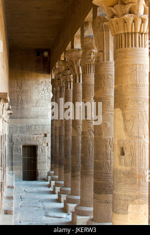 Ägypten, Assuan, Tempel von Philae auf der Insel Agilkia, Säulengang am Mammisi (Geburtshaus) im Zweiten Hof des Isis-Tempels Foto Stock