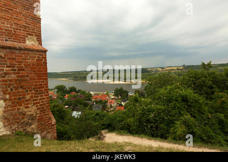 In Polonia, in una vista dall'alto delle mura del castello del XIV secolo, le case e il fiume Vistola in Kazimierz Dolny (Kazimierz sul Vis Foto Stock