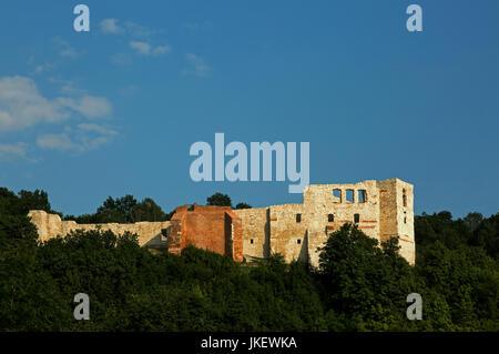 Una vista delle rovine di un castello tra la foresta su uno sfondo di cielo blu, Luglio 2017 in Kazimierz Dolny (Kazimierz sul fiume Vistola).editoriale. Foto Stock