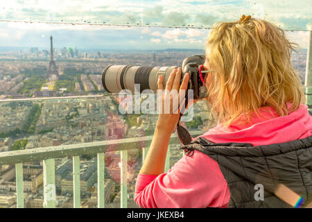 Donna fotografo a Parigi Foto Stock