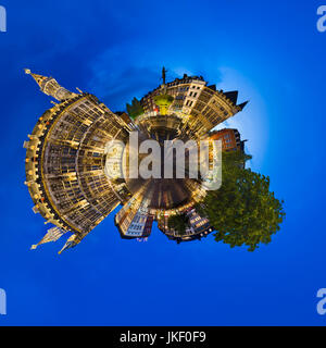 AACHEN - Giugno 05: piccolo pianeta panorama della famosa piazza del mercato vecchio di Aachen, Germania con la notte cielo blu, il municipio e il Karlsbrunnen o Foto Stock