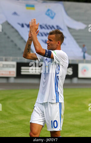 Kiev, Ucraina - 18 luglio 2017: Andriy Yarmolenko grazie fan dopo il premier ucraino partita del campionato contro Chornomorets Odesa a Valeriy Lobanovskyi Foto Stock