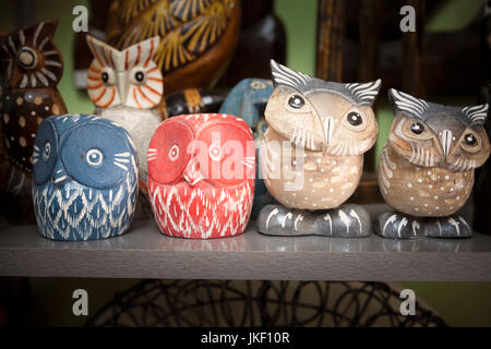 Owl figurine sullo scaffale Foto Stock