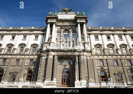 Chiudere architettoniche della facciata del Museo di Etnologia in Burggarten park a Vienna, in Austria Foto Stock