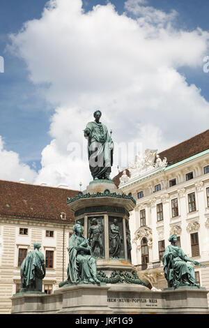 Statua di Imperatore Francesco II nel palazzo di Hofburg nel centro di Vienna, Austria Foto Stock