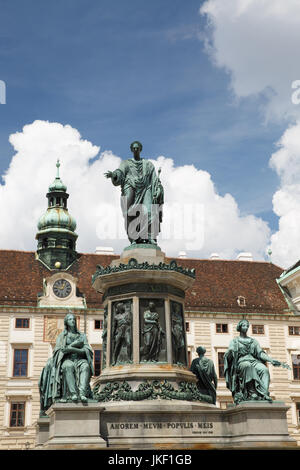 Statua di Francesco II, imperatore romano nel cortile quadrato nella Hofburg di Vienna, Austria Foto Stock