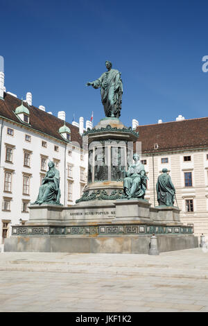 La statua dell'imperatore Franz ho situato sul cortile interno del palazzo di Hofburg a Vienna, in Austria Foto Stock