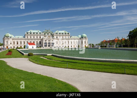 Parte superiore del Palazzo Belvedere e laghetto, Vienna, Austria Foto Stock