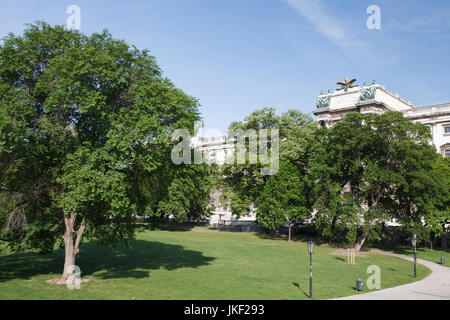 Burggarten Park area di fronte alla Neue Burg (nuovo castello), parte del Palazzo Imperiale Hofburg di Vienna. Austria Foto Stock