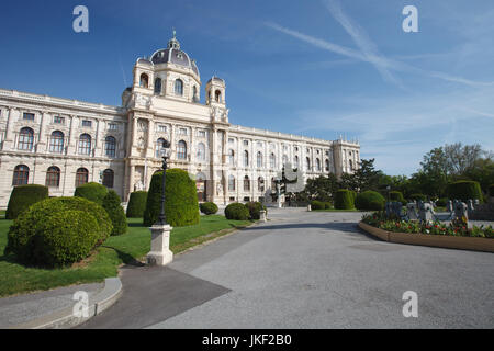 Bellissima vista del famoso Naturhistorisches Museum (Museo di Storia Naturale) con il parco di Vienna in Austria Foto Stock