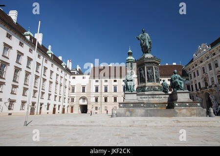 Vista sul cortile interno del Palazzo di Hofburg, ex palazzo imperiale di Vienna, Austria. Un monumento di Kaiser Franz nel mezzo della piazza Foto Stock