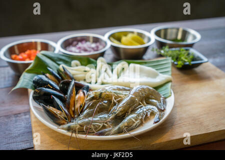 Pesce crudo su piastra, cibo sano, gamberi, calamari clam. Foto Stock