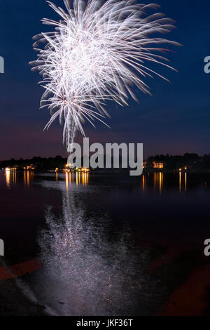 Fuochi d'artificio sul fiume Ticino in una serata estiva con un paesaggio in background Foto Stock