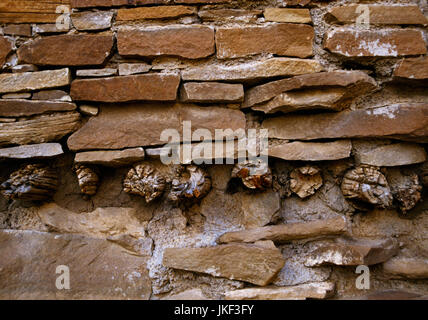 La muratura in pietra arenaria pareti di Hungo Pavi Anasazi Pueblo nel Chaco Canyon, Nuovo Messico, resti di vigas (ruvido conci di supporti di legno per pavimenti o soffitti. Foto Stock