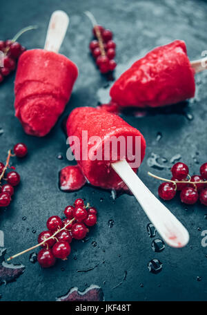 In casa popsicles di ribes nero Foto Stock