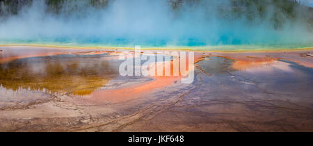 Un ampio angolo di vista del Grand Prismatic Spring con puffy clouds overhead nel Parco Nazionale di Yellowstone, Wyoming. Foto Stock