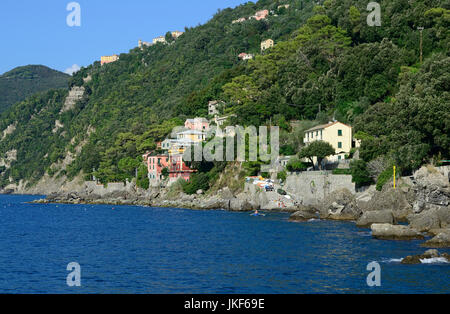 Il piccolo borgo di San Nicolo' in Punta Chiappa, Camogli, Italia Foto Stock