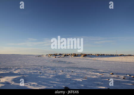 Vista panoramica di una regione del nord della comunità artiche, Cambridge Bay, Nunavut, con neve sul terreno Foto Stock