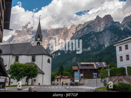 Estate vista delle Dolomiti di Cortina d'Ampezzo (BL) (Italia). Montagne, nuvole, cielo e chiesa. Foto Stock